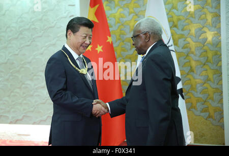 (150822) -- BEIJING, 22 août, 2015 (Xinhua) -- le président chinois Xi Jinping(L) reçoit l'Ordre du mérite d'or de l'IAAF de Lamine Diack, président de l'IAAF à Beijing, capitale de Chine, le 22 août, 2015. (Xinhua/Lan Hongguang) (zkr) Banque D'Images