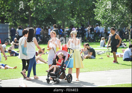 Londres, Royaume-Uni. 22 août 2015. Jouissent d'une chaude journée à Londres près de Tower Bridge Crédit : Matthieu Chattle/Alamy Live News Banque D'Images