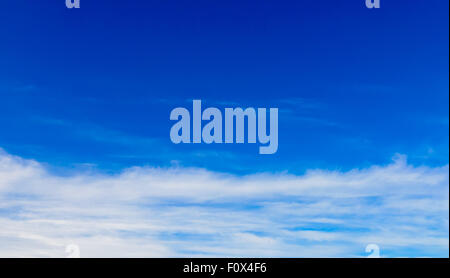 Ciel bleu profond avec de belles cloudscape Banque D'Images