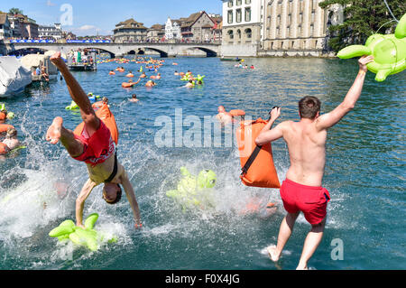 Zurich, Suisse. Le 22 août, 2015. Les nageurs sont de sauter dans la rivière Limmat Zurich cool à la dérive vers le bas 2km à travers la ville. Le temps ensoleillé et les températures chaudes à la Zurich's 'traditionnelle' ('SLimmatschwimmen wim en bas de la rivière Limmat') a attiré 4500 nageurs qui, équipés de tortues en caoutchouc et d'autres dispositifs flottants de fantaisie, apprécié à la dérive le fleuve grâce à Zurich. Crédit : Erik Tham/Alamy Live News Banque D'Images