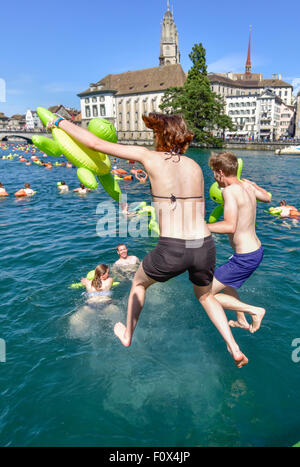 Zurich, Suisse. Le 22 août, 2015. Les nageurs sont de sauter dans la rivière Limmat Zurich cool à la dérive vers le bas 2km à travers la ville. Le temps ensoleillé et les températures chaudes à la Zurich's 'traditionnelle' ('SLimmatschwimmen wim en bas de la rivière Limmat') a attiré 4500 nageurs qui, équipés de tortues en caoutchouc et d'autres dispositifs flottants de fantaisie, apprécié à la dérive le fleuve grâce à Zurich. Crédit : Erik Tham/Alamy Live News Banque D'Images