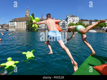 Zurich, Suisse. Le 22 août, 2015. Les nageurs sont de sauter dans la rivière Limmat Zurich cool à la dérive vers le bas 2km à travers la ville. Le temps ensoleillé et les températures chaudes à la Zurich's 'traditionnelle' ('SLimmatschwimmen wim en bas de la rivière Limmat') a attiré 4500 nageurs qui, équipés de tortues en caoutchouc et d'autres dispositifs flottants de fantaisie, apprécié à la dérive le fleuve grâce à Zurich. Crédit : Erik Tham/Alamy Live News Banque D'Images
