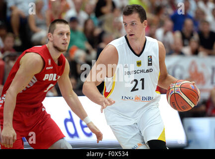 Hambourg, Allemagne. Août 22, 2015. L'Allemagne Daniel Theis (r) et la Pologne est Mateusz Ponitka pendant le match de basket-ball Supercoupe entre l'Allemagne et la Pologne à Hambourg, Allemagne, 22 août 2015. Photo : DANIEL REINHARDT/dpa/Alamy Live News Banque D'Images