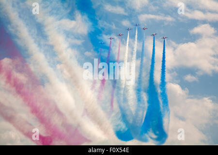 Bournemouth, Dorset, England UK. 22 août 2015. Les flèches rouges effectuer à la 8e édition du Festival de l'air de Bournemouth avec huit avions en tant que l'un a dû retourner à Exeter en raison d'un problème technique. Credit : Carolyn Jenkins/Alamy Live News Banque D'Images