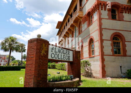Flagler college signe et coin de bâtiment que vu de la rue Cordova - st. Augustine, FL Banque D'Images
