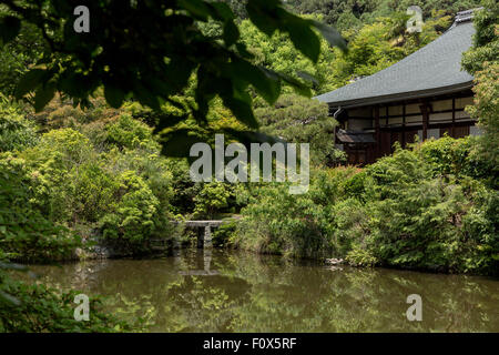 Étang, Kyoyochi Ryōan-ji, le Temple du Dragon en paix, Kyoto, Japon. Banque D'Images
