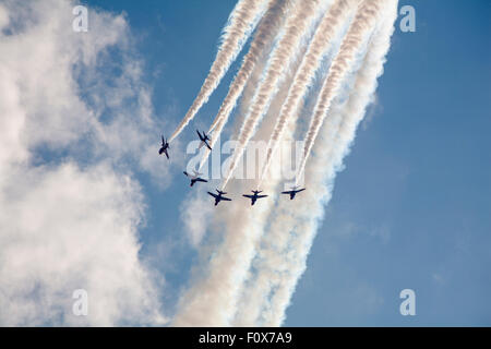 Bournemouth, Dorset, England UK. 22 août 2015. Les flèches rouges effectuer à la 8e édition du Festival de l'air de Bournemouth avec huit avions en tant que l'un a dû retourner à Exeter en raison d'un problème technique. Credit : Carolyn Jenkins/Alamy Live News Banque D'Images