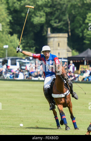 La finale de la Coupe du Warwickshire Tooheys New à Cirencester park Polo Club - Club Apeshill ont pris sur H B Polo avec Apeshill à court terme, lauréats du prestigieux trophée. Doté d''atmosphère : où : Cirencester, Royaume-Uni : 21 Jun 2015 Quand Banque D'Images