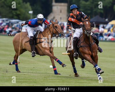 La finale de la Coupe du Warwickshire Tooheys New à Cirencester park Polo Club - Club Apeshill ont pris sur H B Polo avec Apeshill à court terme, lauréats du prestigieux trophée. Doté d''atmosphère : où : Cirencester, Royaume-Uni : 21 Jun 2015 Quand Banque D'Images