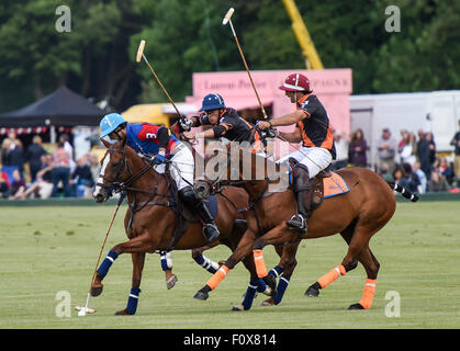 La finale de la Coupe du Warwickshire Tooheys New à Cirencester park Polo Club - Club Apeshill ont pris sur H B Polo avec Apeshill à court terme, lauréats du prestigieux trophée. Doté d''atmosphère : où : Cirencester, Royaume-Uni : 21 Jun 2015 Quand Banque D'Images