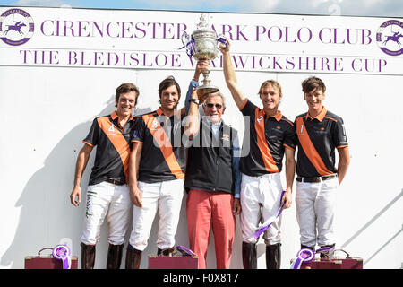 La finale de la Coupe du Warwickshire Tooheys New à Cirencester park Polo Club - Club Apeshill ont pris sur H B Polo avec Apeshill à court terme, lauréats du prestigieux trophée. Doté d''atmosphère : où : Cirencester, Royaume-Uni : 21 Jun 2015 Quand Banque D'Images