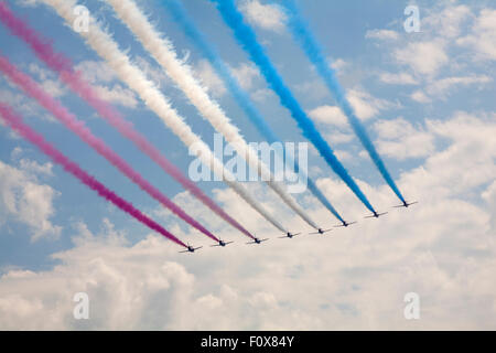 Bournemouth, Dorset, England UK. 22 août 2015. Les flèches rouges effectuer à la 8e édition du Festival de l'air de Bournemouth avec huit avions en tant que l'un a dû retourner à Exeter en raison d'un problème technique. Credit : Carolyn Jenkins/Alamy Live News Banque D'Images