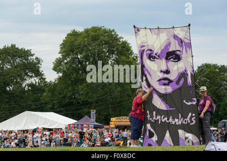 Le Durdham, Bristol, Royaume-Uni. Samedi 22 août 2015. Le Bristol International Kite Festival annuel s'est déplacé de son emplacement précédent au bas de la ville. Le temps était gentil avec ciel bleu et des températures élevées et ont apporté la foule, mais les vents légers, il était difficile, mais n'a pas décourager les efforts des clubs de kite pour afficher, beaucoup d'attendng de partout dans le monde. Tous les types de cerfs-volants aux couleurs vives, des bols, des drapeaux et bannières ont été voletant dans la brise. Credit : Carolyn Eaton/Alamy Live News Banque D'Images