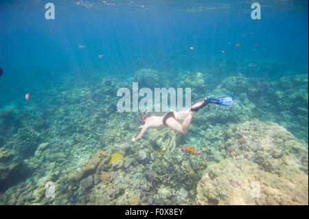 La plongée avec tuba et sous-marine de l'homme sur la mer de corail tropical reef Banque D'Images