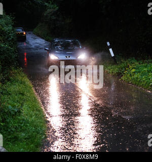 Titley, Herefordshire, Angleterre. Le 22 août, 2015. Après une journée de très chaud et humide d'un orage d'été a apporté de très un ciel noir et une pluie torrentielle à Herefordshire Titley à 18h15 causant des inondations sur de nombreuses routes de campagne que l'absence de drains. Banque D'Images
