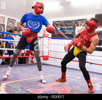 Edinburgh, Royaume-Uni ; 22 août 2015 ; MGM Ecosse Boxing formation publique ; Lewis Benson de réserve ; l'Ecosse MGM Public Boxe Boxe Amateur Lochend Formation au Club ; Mark Ingram/Alamy Live News Banque D'Images