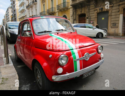 BARI, ITALIE - 16 mars 2015 : une version rouge de l'emblématique Fiat 500 avec le drapeau italien dans le centre de Bari, en Italie. Banque D'Images