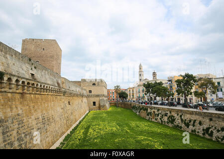 BARI, ITALIE - 16 mars 2015 : vue sur le Château Souabe ou Castello Svevo et de la cathédrale de Bari à Bari, Pouilles, Italie. Banque D'Images