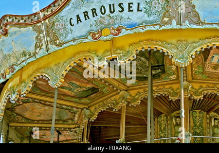 Vintage carousel en haut de la montagne Tibidabo à Barcelone, Espagne Banque D'Images