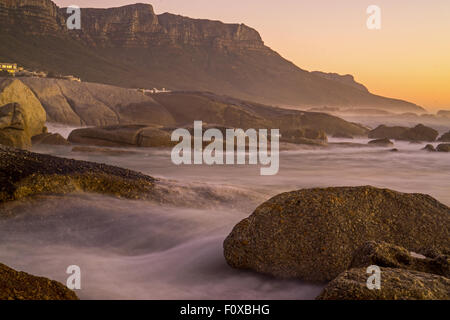 Coucher du soleil à Camps Bay, Cape Town, Afrique du Sud - 06/08/2015 Banque D'Images