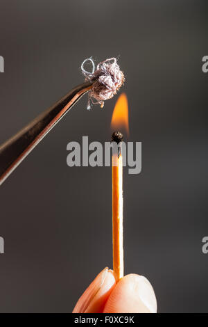 Expérience pour déterminer la composition des tissus - correspondent à un échantillon de tissu de coton enflamme la flamme Banque D'Images