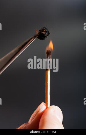 Expérience pour déterminer la composition des tissus - correspondent à des fibres de coton flamme allume Banque D'Images