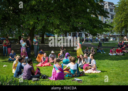 Les gens d'Hare Krishna en chantant et en dansant dans le parc à Aix-la-Chapelle, Allemagne Banque D'Images