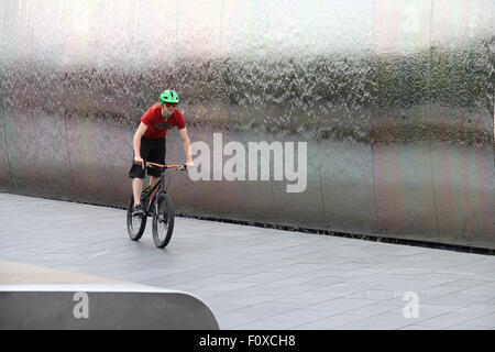 Stunt cyclist en face de la pointe de l'acier sculpture à la gare ferroviaire de Sheffield Banque D'Images