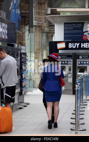 Femme vêtue de costume patriotique à la gare ferroviaire de Sheffield Banque D'Images