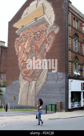 Brick murale dans Sheffield par Paul Waplington appelé le métallurgiste Banque D'Images