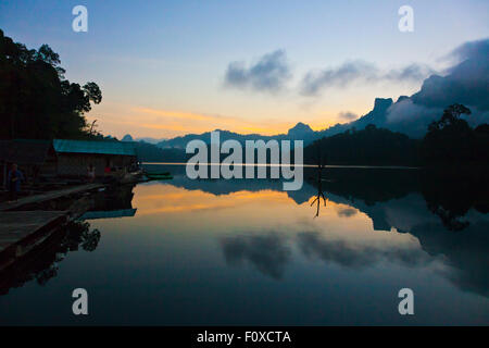 Dawn vus de CHIEW LAN MAISON RADEAU SUR LE LAC CHEOW EN dans le parc national de Khao Sok - Thaïlande Banque D'Images