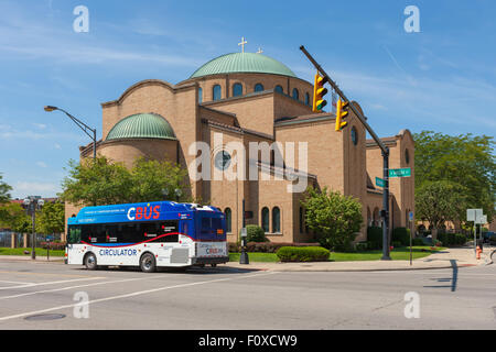 Un bus Circulator COTA, fonctionnant au gaz naturel comprimé (GNC), passe l'annonciation cathédrale grecque orthodoxe à Columbus, Ohio. Banque D'Images