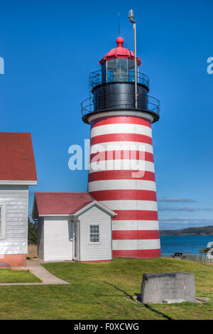 Quoddy Head Light dans l'Ouest Lubec, Maine protège le point le plus à l'est du terrain aux États-Unis. Banque D'Images