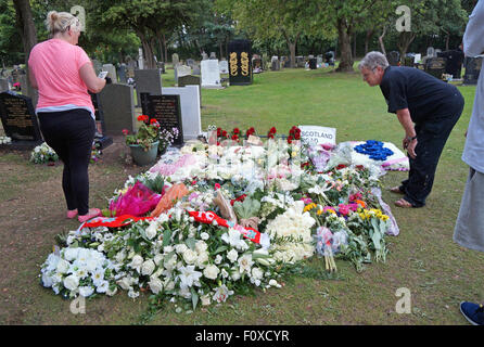 Liverpool, Royaume-Uni. Août 22, 2015. Fans afficher les tributs floraux pour Cilla Black, à Allerton Cemetery de Woolton, Liverpool le samedi soir, 28 août, 2015. Credit : Pak Hung Chan/Alamy Live News Banque D'Images