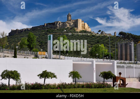 L'ancienne forteresse perchée de Mota avec église abbatiale et l'hôpital moderne en Alcala la Real Espagne Banque D'Images