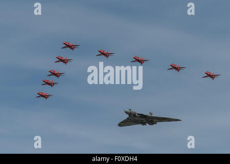 Bombardier Vulcan en formation avec les flèches rouges Banque D'Images