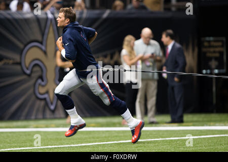 La Nouvelle-Orléans, Louisiane, Etats-Unis. Août 22, 2015. New England Patriots quarterback Tom Brady (12) L'échauffement avant le match entre les New England Patriots et New Orleans Saints à la Mercedes-Benz Superdome de New Orleans, LA. Credit : Cal Sport Media/Alamy Live News Banque D'Images