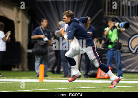 La Nouvelle-Orléans, Louisiane, Etats-Unis. Août 22, 2015. New England Patriots quarterback Tom Brady (12) L'échauffement avant le match entre les New England Patriots et New Orleans Saints à la Mercedes-Benz Superdome de New Orleans, LA. Credit : Cal Sport Media/Alamy Live News Banque D'Images