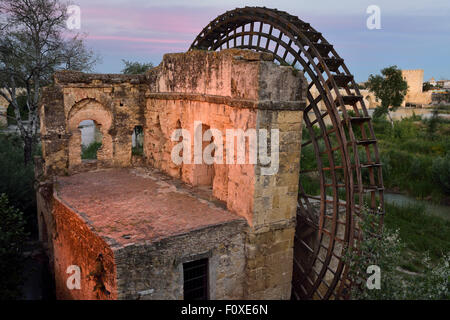 Casa da roxa waterwheel sur la rivière Guadalquivir, au coucher du soleil avec pont romain et la tour de Calahorra cordoue espagne Banque D'Images