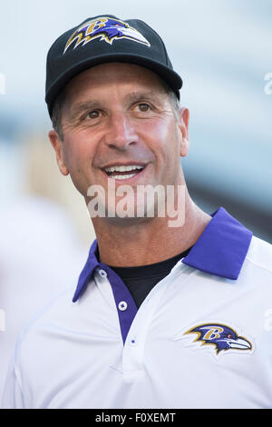 Philadelphie, Pennsylvanie, USA. Août 22, 2015. Philadelphie, Pennsylvanie, USA. Août 22, 2015. Baltimore Ravens entraîneur-chef John Harbaugh regarde pendant l'échauffement avant le début de la saison NFL match entre les Ravens de Baltimore et les Philadelphia Eagles au Lincoln Financial Field à Philadelphie, Pennsylvanie. Christopher Szagola/CSM/Alamy Live News Crédit : Cal Sport Media/Alamy Live News Banque D'Images