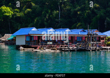 La Chambre le radeau CHIEW CHEOW LAN EN LAC dans le parc national de Khao Sok offre hébergement de milieu de gamme - Thaïlande Banque D'Images