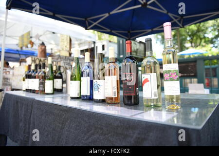 New York City, United States. Août 22, 2015. Les vins de l'État de New York pour la vente dans une variété de crus. Union Square Park greenmarket est l'un des plus grands de la ville de New York et le plus ancien, datant de 1976. © Andy Katz/Pacific Press/Alamy Live News Banque D'Images