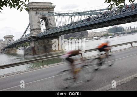 Budapest. Août 22, 2015. Les participants concourent dans la bicyclette au cours de l'Ironman 70.3 course à Budapest, Hongrie le 22 août 2015. La course a reçu 8 000 inscriptions de 50 pays et régions. Credit : Attila Volgyi/Xinhua/Alamy Live News Banque D'Images