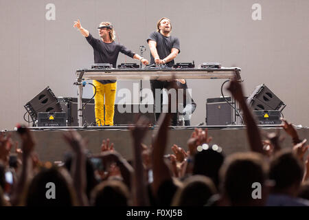 Wantagh, New York, USA. Août 22, 2015. AXWELL MUSICIENS ET INGROSSO en concert à l'inaugural Billboard Hot 100 music festival à la Nikon at Jones Beach Theater à Wantagh, New York Crédit : Daniel DeSlover/ZUMA/Alamy Fil Live News Banque D'Images