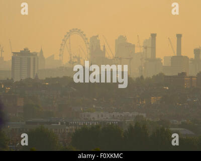 Londres, Royaume-Uni. Août 23, 2015. Ville de Londres avec des Maisons du Parlement, London Eye et baigné de soleil tôt le matin que les températures devraient être moins chaud par rapport à la veille mais toujours dans le milieu de la vingtaine Crédit : amer ghazzal/Alamy Live News Banque D'Images