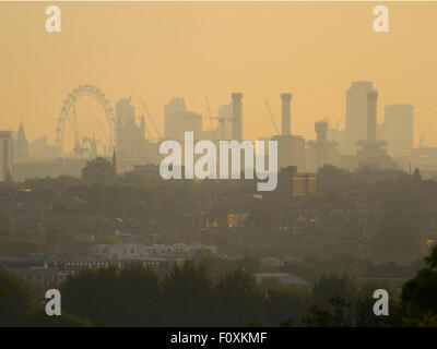 Londres, Royaume-Uni. Août 23, 2015. Ville de Londres avec des Maisons du Parlement, London Eye et baigné de soleil tôt le matin que les températures devraient être moins chaud par rapport à la veille mais toujours dans le milieu de la vingtaine Crédit : amer ghazzal/Alamy Live News Banque D'Images