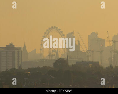 Londres, Royaume-Uni. Août 23, 2015. Pas de filtres utilisés. Toits de Londres avec les Chambres du Parlement baigné de soleil tôt le matin que les températures devraient être moins chaud que la veille mais toujours dans le milieu de la vingtaine Crédit : amer ghazzal/Alamy Live News Banque D'Images