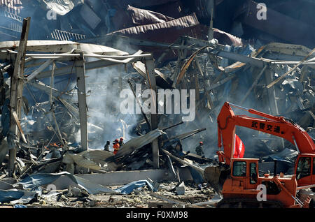 Beijing, Chine. Août 21, 2015. Les sauveteurs et les machines de nettoyer les débris dans la zone d'explosion de base à Tianjin, Chine du nord, le 21 août, 2015. © Zhang Chenlin/Xinhua/Alamy Live News Banque D'Images