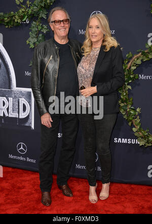 LOS ANGELES, CA - le 10 juin 2015 : Peter Fonda & femme Margaret DeVogelaere Parky lors de la première mondiale de 'Jurassic World' au Kodak Theater, Hollywood. Banque D'Images