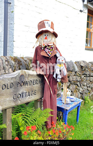 Chapelier fou d'Alice au Pays des Merveilles, partie du secret de l'épouvantail de la côte autour de Tighnabruaich Argyll Trail en Ecosse, Royaume-Uni Banque D'Images